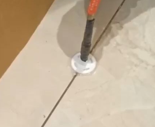 墨玉瓷砖空鼓维修公司专业解答瓷砖在铺贴过程中，如果没有涂抹均匀到位的粘结材料（如水泥砂浆或瓷砖胶），可能会导致以下问题