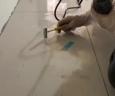 墨玉瓷砖开裂维修公司专业分享瓷砖在铺贴前如果没有沥干水分，将会导致以下问题